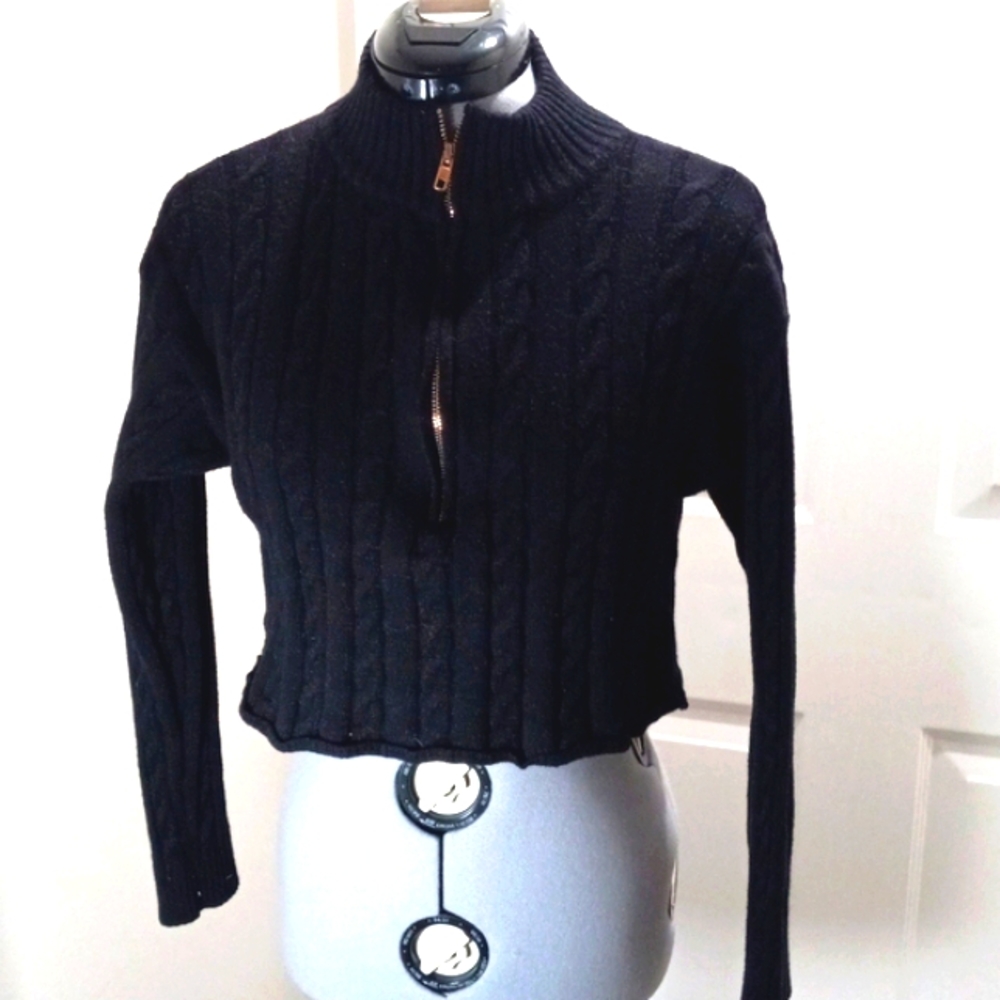 COPY - BLK Cropped gold Zipper Top , longsleeved Size Med